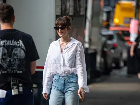 Fotografía de Dakota Johnson en el set de la película Materialists. Fotografía de Dakota Johnson en el set de la película Materialists.