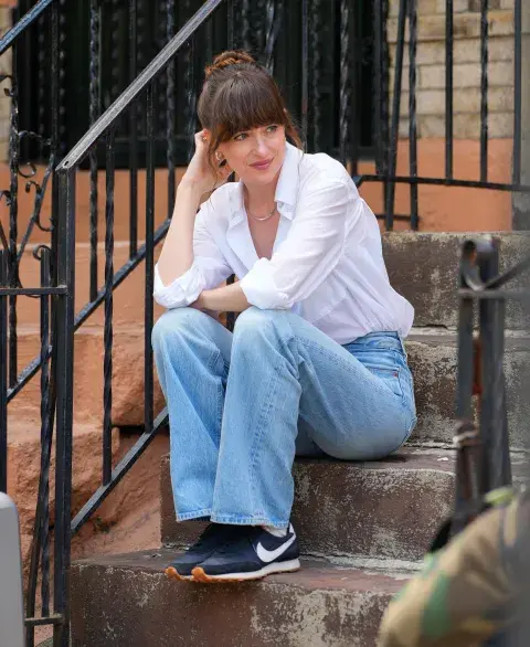 Fotografía de Dakota Johnson en el set de la película Materialists. Fotografía de Dakota Johnson en el set de la película Materialists.