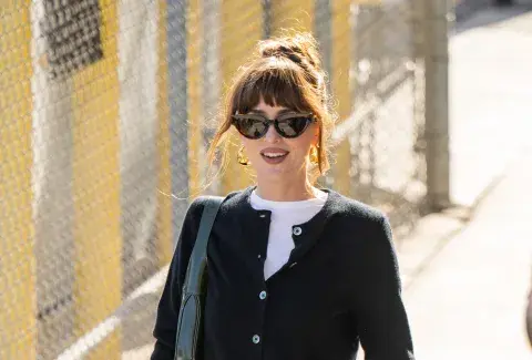 Fotografía de Dakota Johnson en el set de Jimmy Kimmel Live! en junio de 2024. Fotografía de Dakota Johnson en el set de Jimmy Kimmel Live! en junio de 2024.