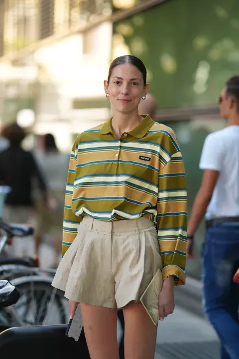 Remera overzise con cuello polo y micro short. Remera overzise con cuello polo y micro short.