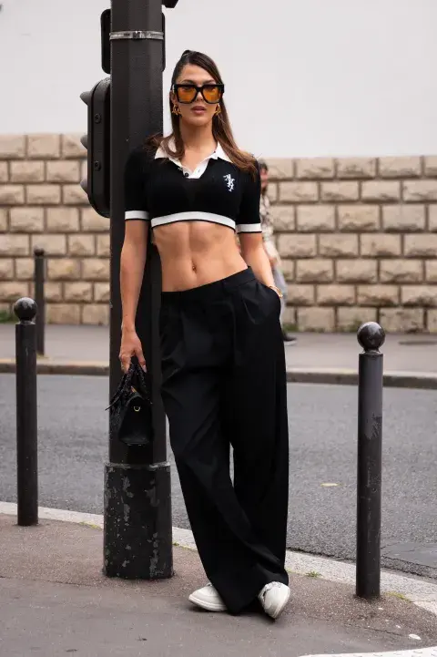 Top crop cuello polo en un look total black. Top crop cuello polo en un look total black.