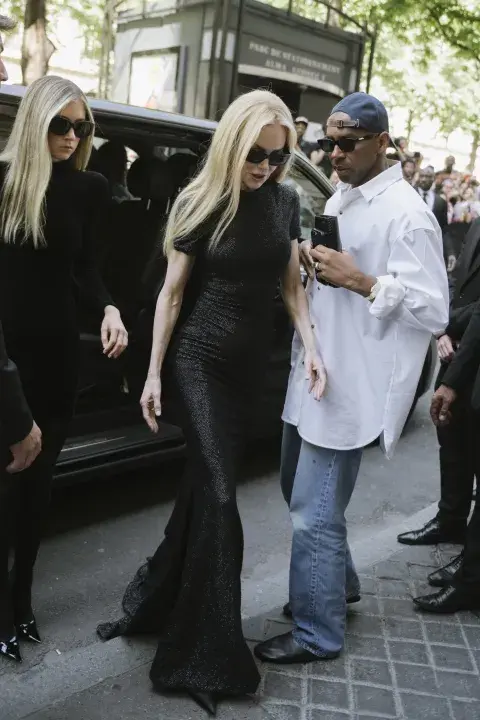 Nicole Kidman llegando al desfile de Balenciaga con un look total black al cuerpo y su pelo largo bien lacio y suelo,en la semana dela moda de paris. Nicole Kidman llegando al desfile de Balenciaga con un look total black al cuerpo y su pelo largo bien lacio y suelo,en la semana dela moda de paris.