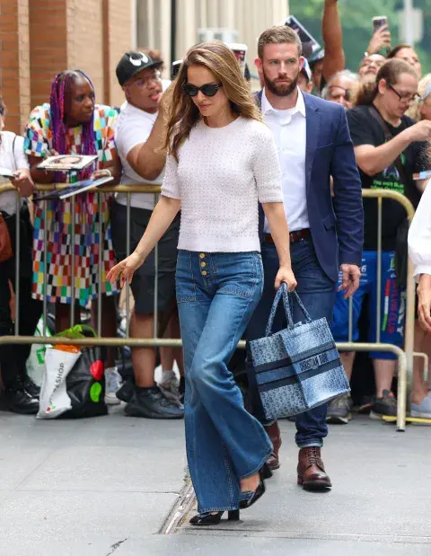 Natalie Portman caminando en Nueva York. Natalie Portman caminando en Nueva York.