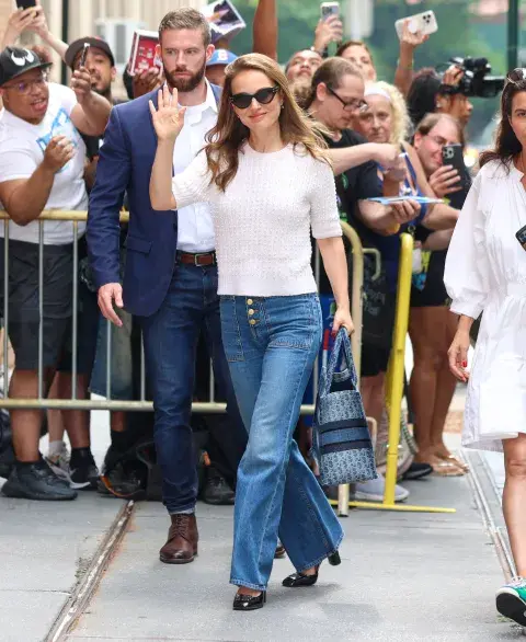Natalie Portman caminando en Nueva York. Natalie Portman caminando en Nueva York.