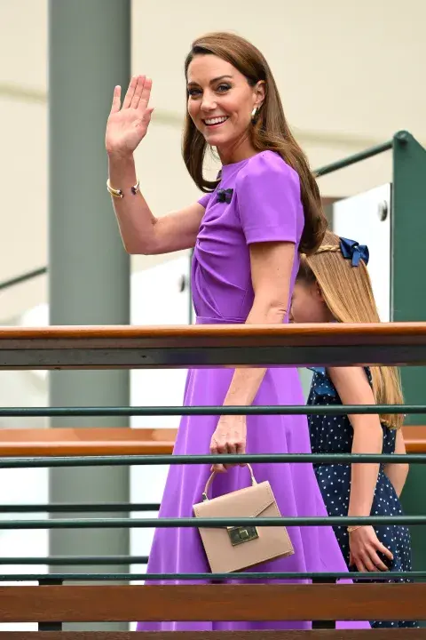 Kate Middleton en Wimbledon con un vestido violeta Kate Middleton en Wimbledon con un vestido violeta