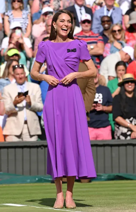 Kate Middleton en Wimbledon con un vestido violeta Kate Middleton en Wimbledon con un vestido violeta