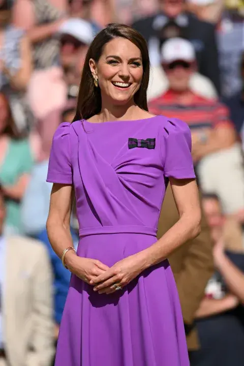 Kate Middleton en Wimbledon con un vestido violeta Kate Middleton en Wimbledon con un vestido violeta