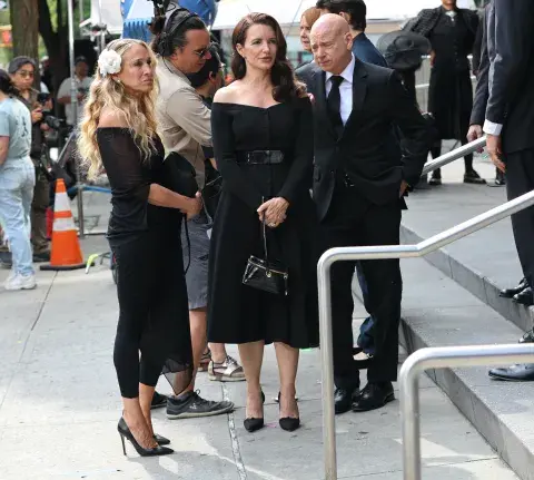 Charlotte York (Kristin Davis); Harry Goldenblatt (Evan Handler) y Carrie Bradshaw (Sarah Jessica Parker) en el set deAnd Just Like That Charlotte York (Kristin Davis); Harry Goldenblatt (Evan Handler) y Carrie Bradshaw (Sarah Jessica Parker) en el set deAnd Just Like That