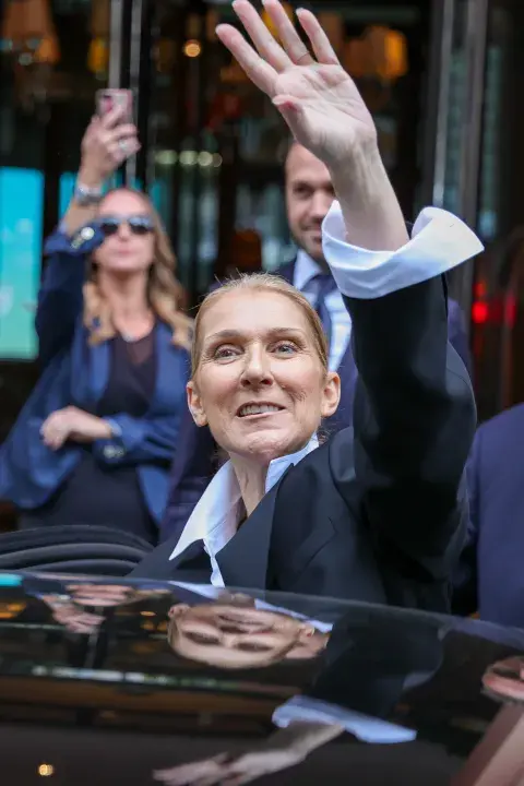 Céline Dion recién llegada a París, saluda. Céline Dion recién llegada a París, saluda.