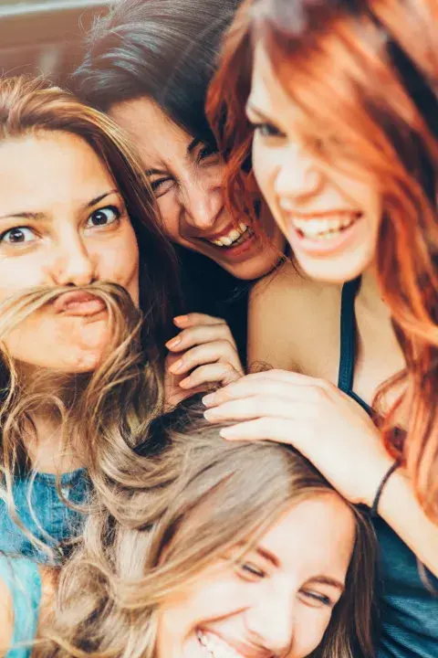 Cuatro amigas riéndose.