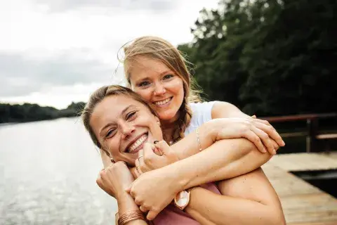 dos mujeres abrazándose dos mujeres abrazándose