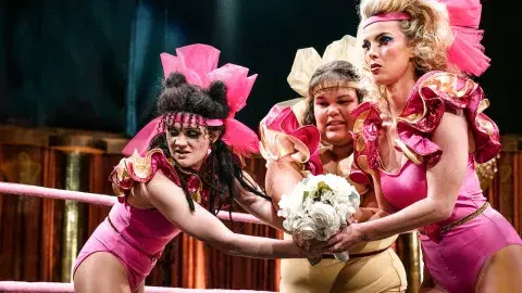 Imagen de la serie GLOW. Imagen de la serie GLOW.