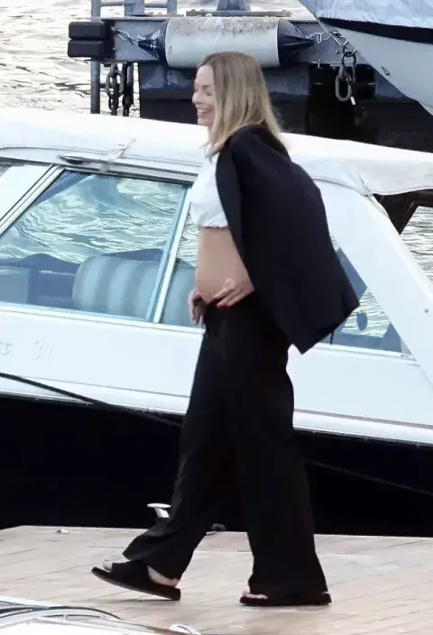 Margot Robbie deja ver su pancita de embarazada en Italia. Margot Robbie deja ver su pancita de embarazada en Italia.
