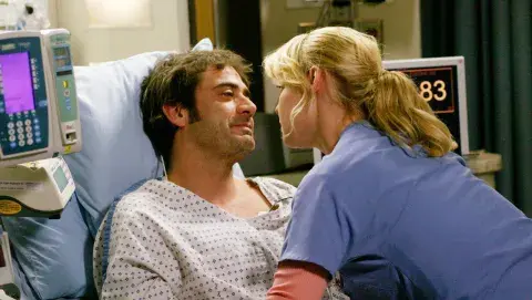 Jeffrey Dean Morgan y Katherine Heigl en Grey's Anatomy.