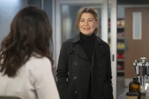 Ellen Pompeo y Caterina Scorsone en una escena de Grey´s Anatomy. Ellen Pompeo y Caterina Scorsone en una escena de Grey´s Anatomy.