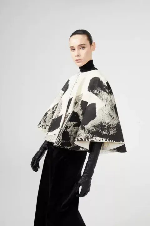 Modelo mujer usando una capa.