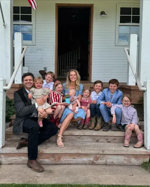 Ballerina Farm, la influencer tradwife, junto a su esposo e hijos. Ballerina Farm, la influencer tradwife, junto a su esposo e hijos.