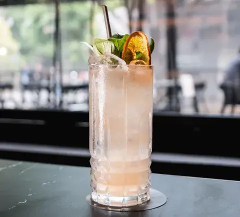 Hierro, un lugar genial para probar mojitos. Hierro, un lugar genial para probar mojitos.