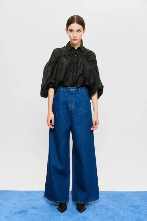 Mujer vistiendo un jean. Mujer vistiendo un jean.