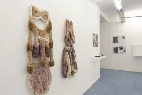 Prendas tejidas al crochet que reproducen la anatomía femenina y apelan al tacto Prendas tejidas al crochet que reproducen la anatomía femenina y apelan al tacto