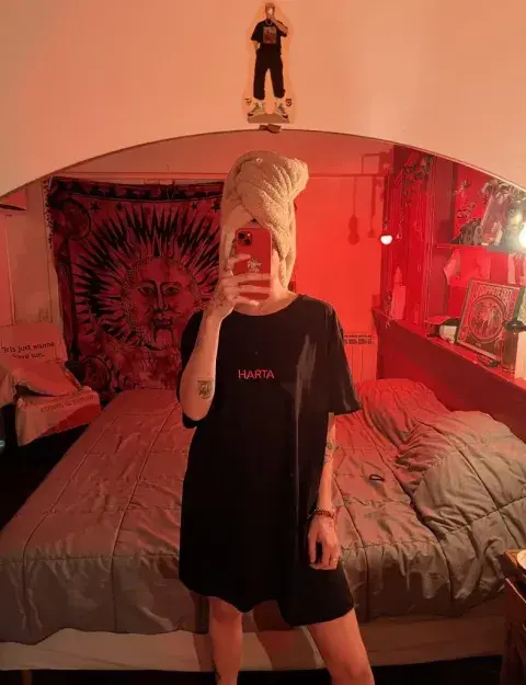 Una chica usando una remera con una frase. Una chica usando una remera con una frase.