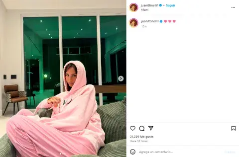 Juanita Tinelli echada en un sillón. Juanita Tinelli echada en un sillón.
