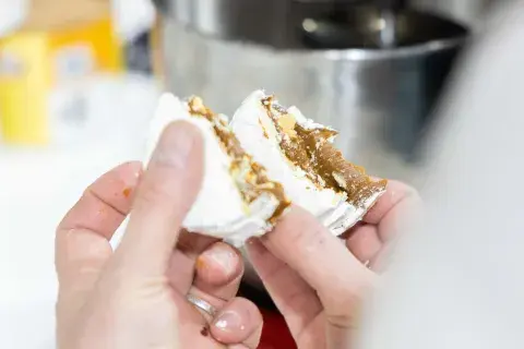 Alfajor con dulce de leche. Alfajor con dulce de leche.