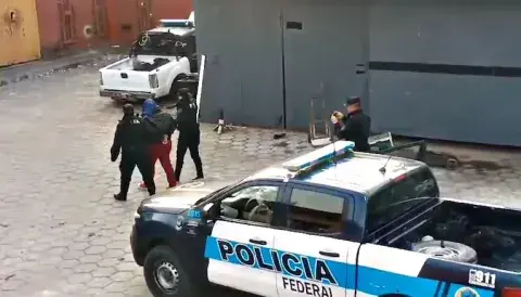 Laudelina, tía de Loan, llegando detenida a la cárcel de Ezeiza. Laudelina, tía de Loan, llegando detenida a la cárcel de Ezeiza.