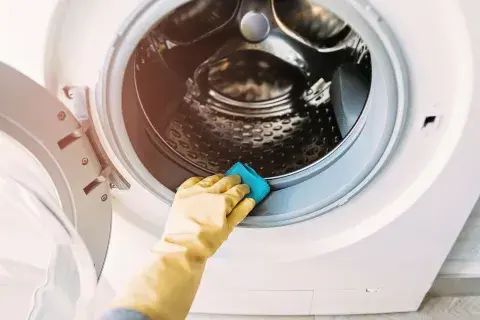Evitar la formación de moho es fundamental para que la vida útil de tu lavarropas se extienda. Evitar la formación de moho es fundamental para que la vida útil de tu lavarropas se extienda.