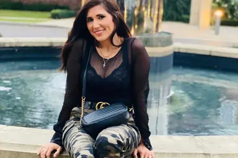 Si hablamos del estilo a la hora de vestir de Mandinha podemos decir que suele recurrir a looks más bien clásicos Si hablamos del estilo a la hora de vestir de Mandinha podemos decir que suele recurrir a looks más bien clásicos
