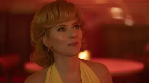 Scarlett Johansson es una astuta publicista de Nueva York. Scarlett Johansson es una astuta publicista de Nueva York.