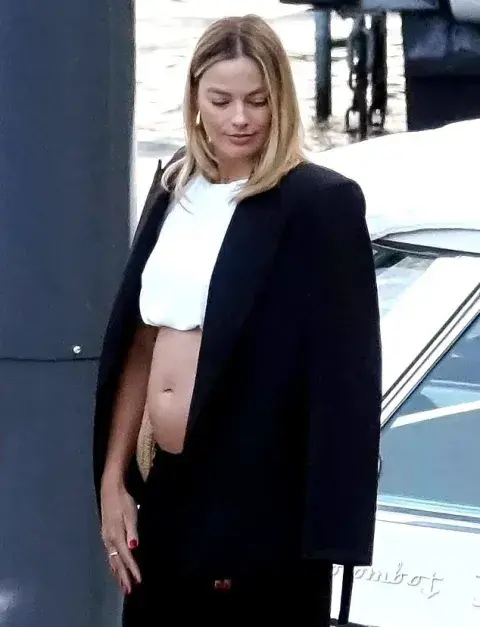En Italia, Margot Robbie deja ver su pancita de embarazada. En Italia, Margot Robbie deja ver su pancita de embarazada.