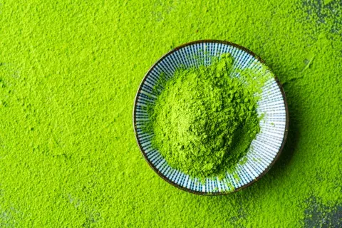 La elaboración del matcha, cultivado a la sombra y pulverizado, hace que sus propiedades sean más fuertes que las de otros tés, por lo que ofrece mayores beneficios La elaboración del matcha, cultivado a la sombra y pulverizado, hace que sus propiedades sean más fuertes que las de otros tés, por lo que ofrece mayores beneficios