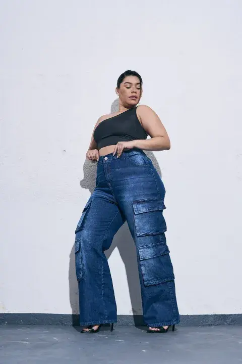 Una mujer usando jean. Una mujer usando jean.