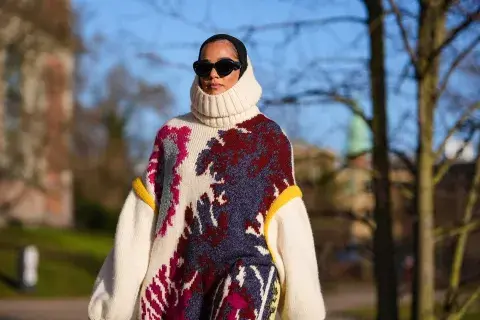 Mujer con maxipolera. Mujer con maxipolera.