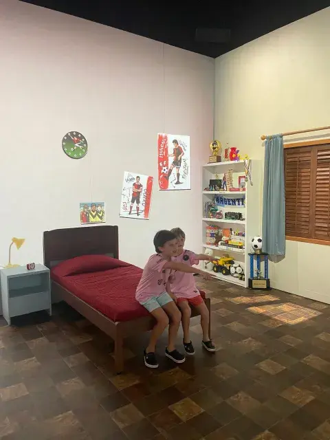 Dos niños en la habitacion de Messi en The Messi experience Dos niños en la habitacion de Messi en The Messi experience