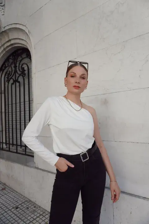 Modelo usando remera. Modelo usando remera.