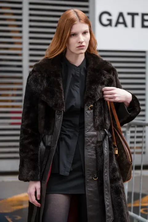 outfit total black de tapado negro y minifalda outfit total black de tapado negro y minifalda