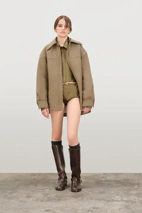 Modelo usando campera oversize. Modelo usando campera oversize.