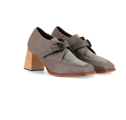 Zapato de cuero con punta cuadrada y taco Zapato de cuero con punta cuadrada y taco