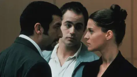 Fotograma de Ricardo Darín, Gastón Pauls y Leticia Brédice en Nueve reinas. Fotograma de Ricardo Darín, Gastón Pauls y Leticia Brédice en Nueve reinas.