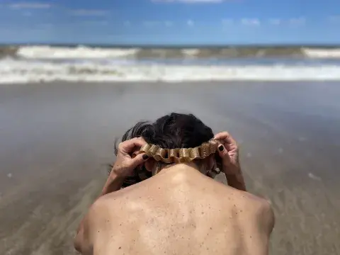 Elia Gasparolo devuelve sus obras al agua, al fuego y a la tierra como ofrenda Elia Gasparolo devuelve sus obras al agua, al fuego y a la tierra como ofrenda