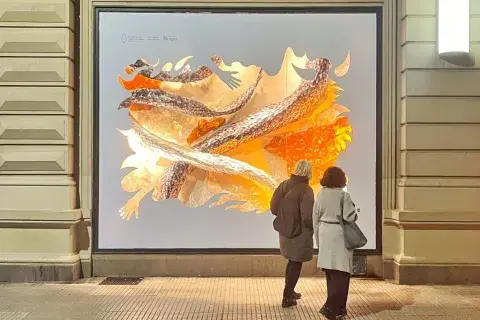 La vidriera que da a la calle presenta la composición de Ojos Con Patas La vidriera que da a la calle presenta la composición de Ojos Con Patas