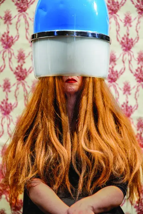 Mujer con pelo largo y secador de pelo en peluquería. Mujer con pelo largo y secador de pelo en peluquería.