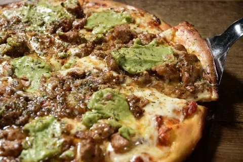 Pizza Mexicana con Guacamole en Pizza Cero Pizza Mexicana con Guacamole en Pizza Cero