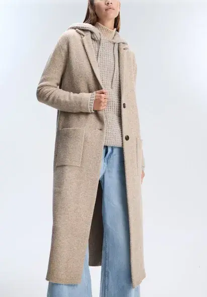 Mujer con abrigo. Mujer con abrigo.