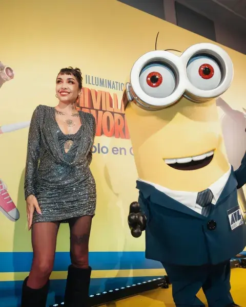 María Becerra junto a un minions en la premiere de Mi villano favorito 4. María Becerra junto a un minions en la premiere de Mi villano favorito 4.