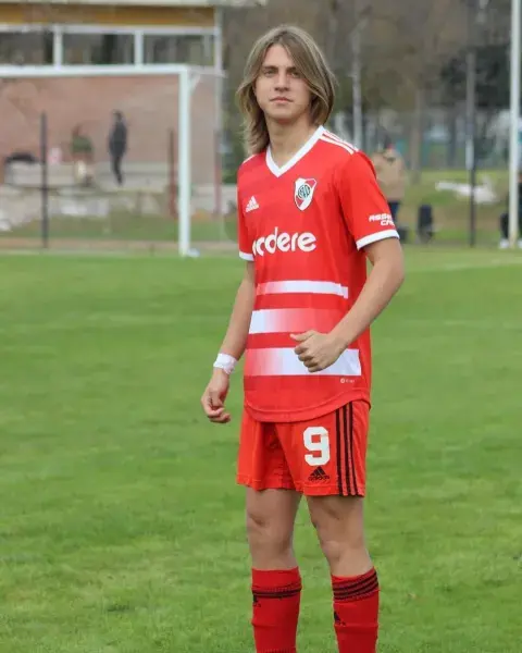 Valentino López con el equipo de River. Valentino López con el equipo de River.