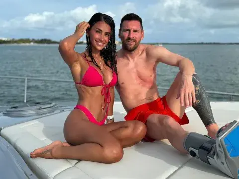 Messi y Antonela en un yate. Messi y Antonela en un yate.