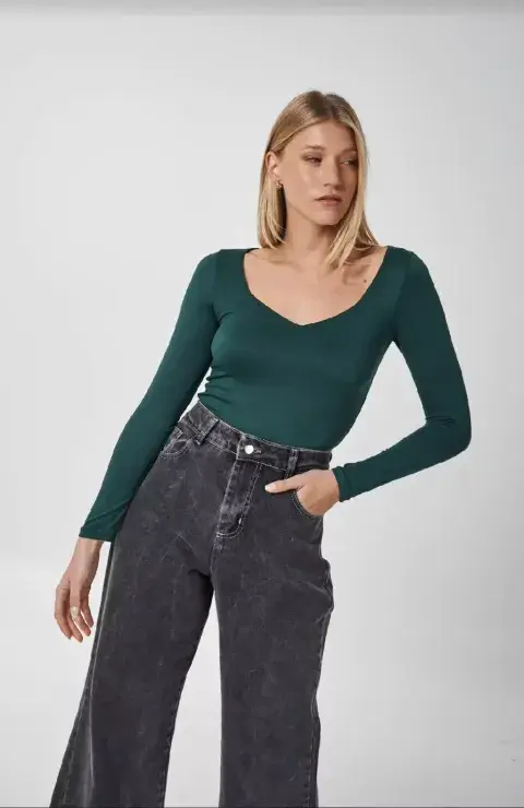 Mujer usando body. Mujer usando body.